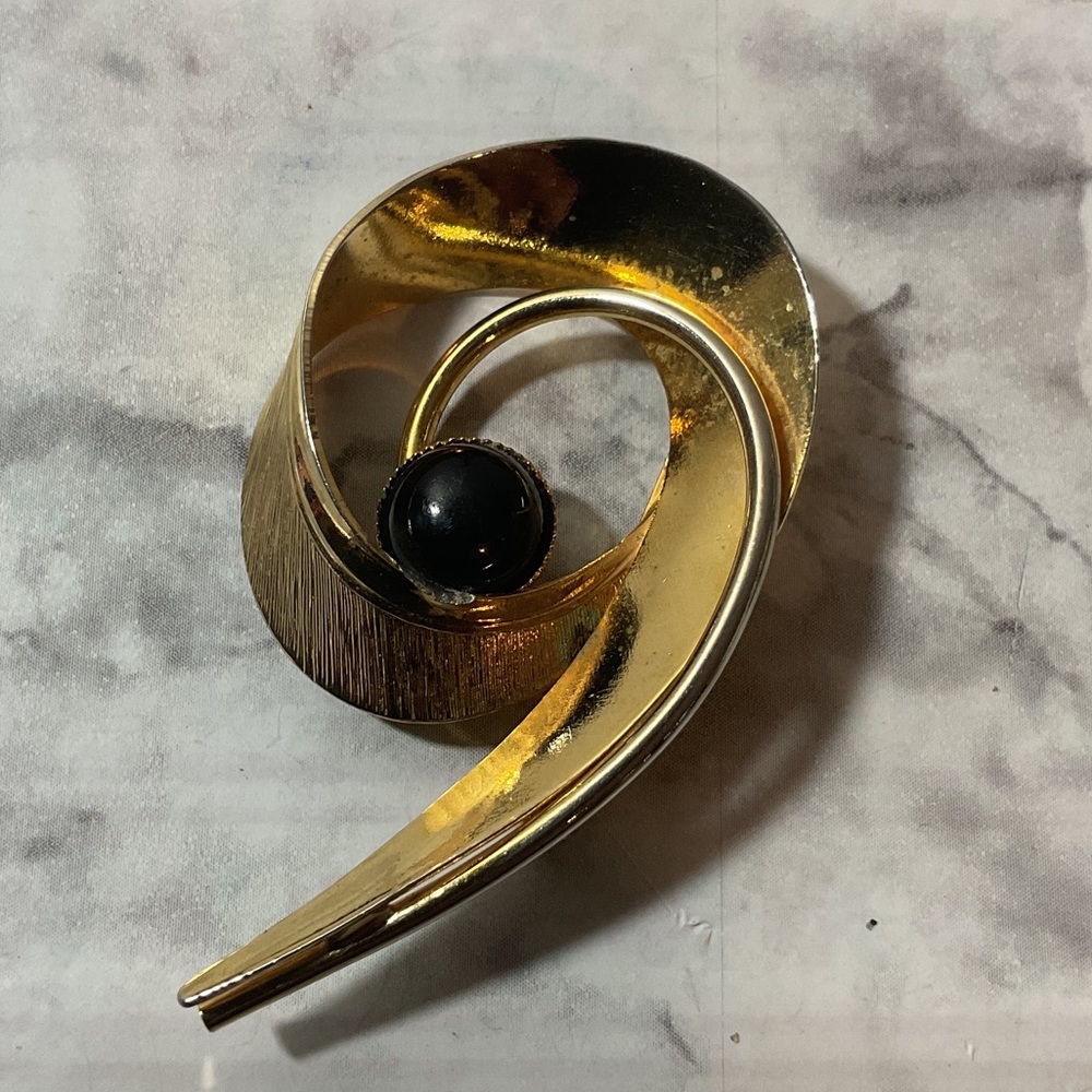 Elegant Gold Toned and Black Swirl Brooch
